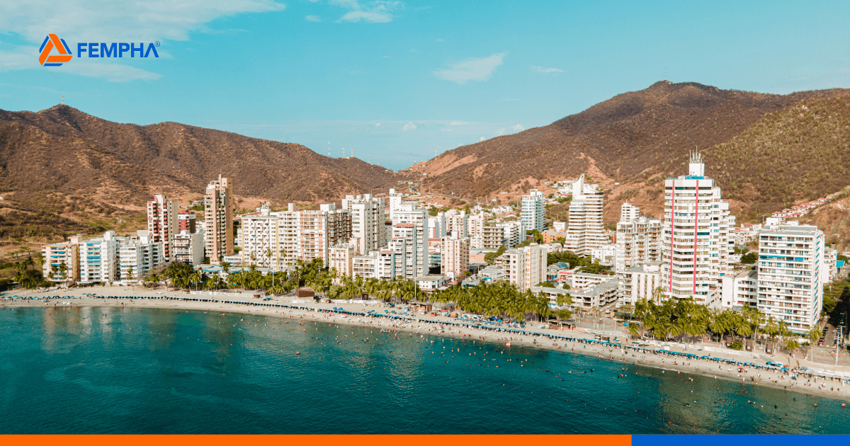 Madre e hija disfrutando juntas en la playa de Cartagena con paisaje tropical al fondo."