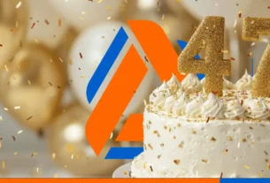 Celebración de aniversario de Fempha con el número 47 en grande, fondo festivo y personas felices representando comunidad y confianza.