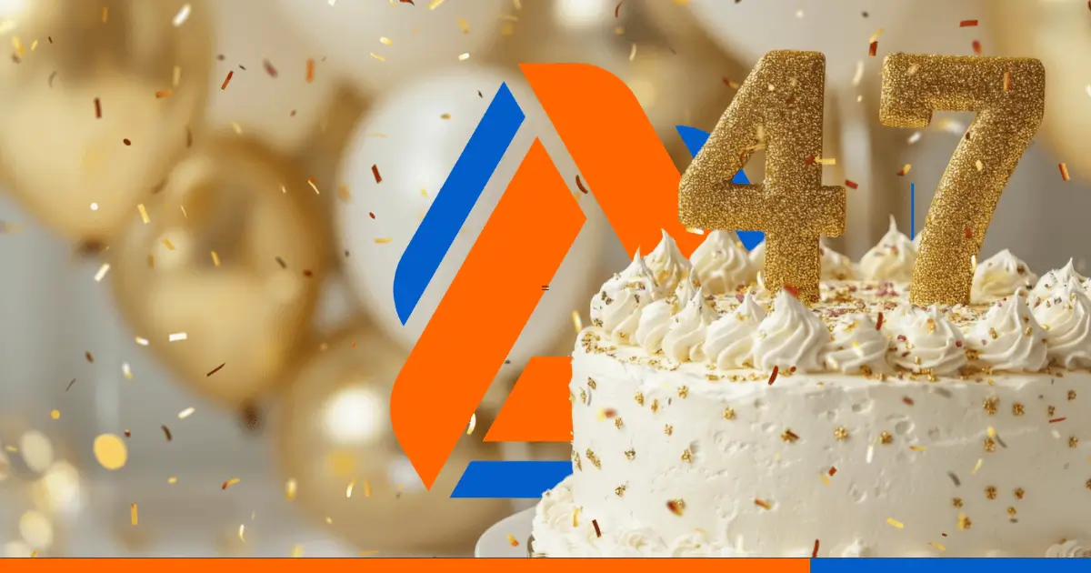 Celebración de aniversario de Fempha con el número 47 en grande, fondo festivo y personas felices representando comunidad y confianza.