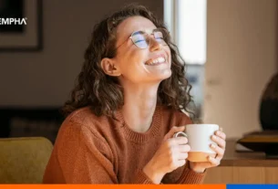 Persona recibiendo dinero con una sonrisa, representando el anticipo de prima para gastos importantes con Fempha.