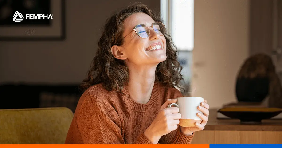 Persona recibiendo dinero con una sonrisa, representando el anticipo de prima para gastos importantes con Fempha.