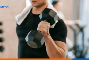 Persona entrenando en un gimnasio Bodytech con actitud positiva, representando bienestar y salud gracias al convenio con Fempha.