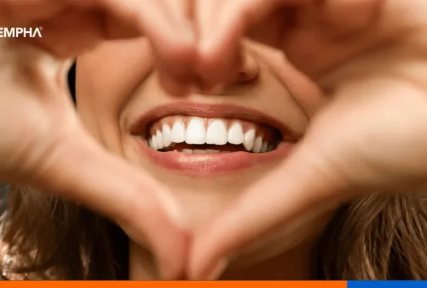 Profesional de la salud atendiendo a paciente en la Clínica Páramo, destacando servicios de salud y estética con convenio Fempha.
